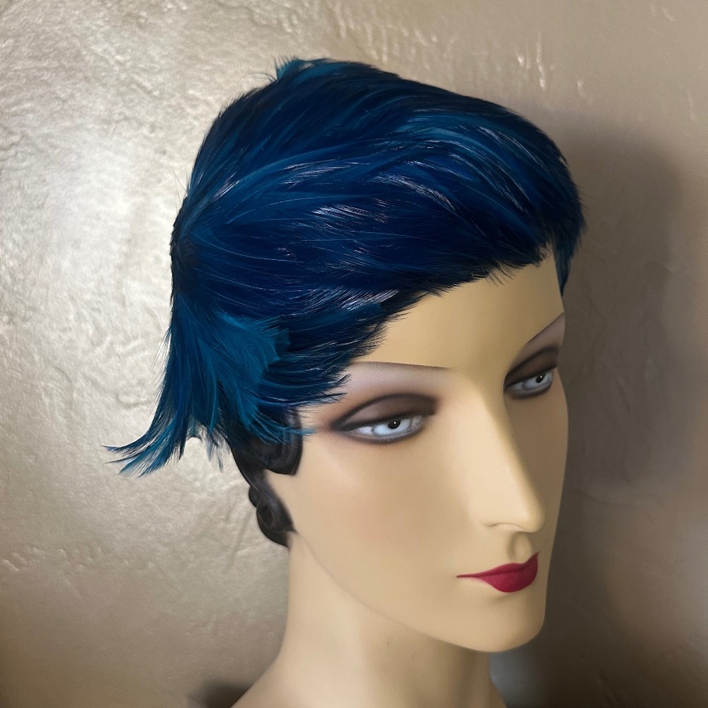 CLASSY 1950s' COCKTAIL HAT COVERED IN NAVY FEATHERS & SEQUIN CIRCLE.